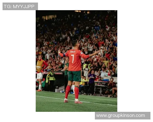 足球巨星C罗在赛场上的精彩瞬间与踢球技巧全景展示