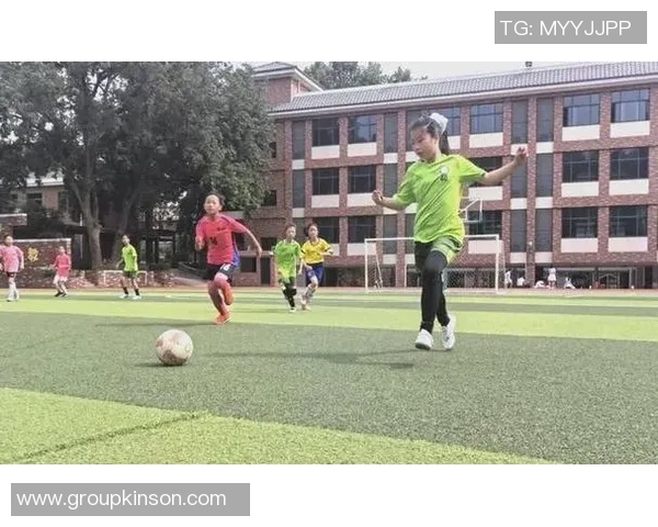 足球明星与儿童的温馨瞬间展现梦想与激情的完美结合 足球明星与儿童的温馨瞬间展现梦想与激情的完美结合