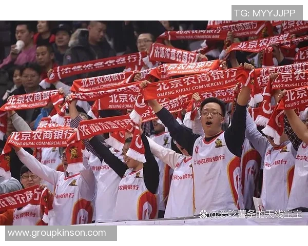 中外足球明星同台竞技展现绝技激情碰撞引发球迷热潮